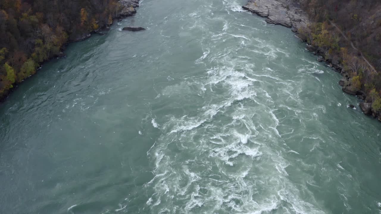 악마의 구멍 위의 드론 - 나이아가라 폭포