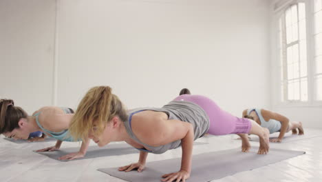 Clase-De-Yoga-Grupo-Multirracial-De-Mujeres-Que-Ejercen-Un-Estilo-De-Vida-Saludable-Y-Saludable