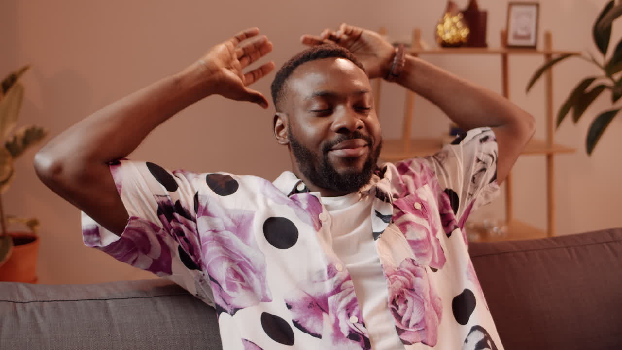 집에서 휴식을 취하는 남자