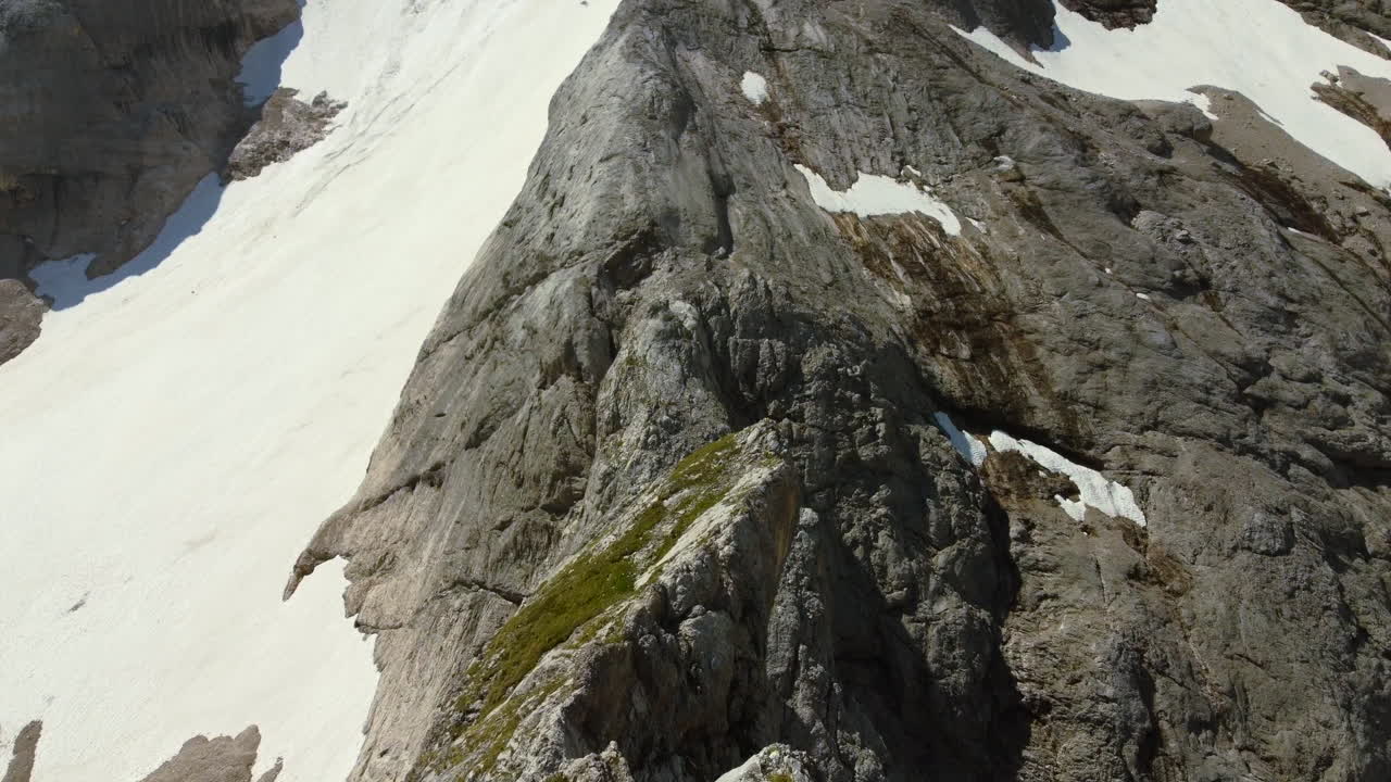 крупный план остроконечной горной вершины, покрытой снегом, в летний день