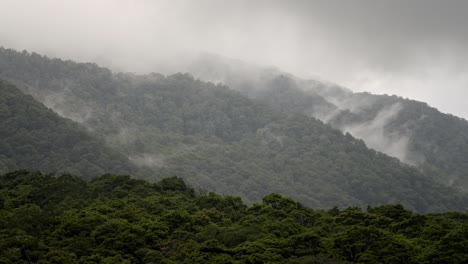 Montañas-Brumosas-Sobre-Un-Hermoso-Valle-Majestuoso-Con-Nubes-Formando