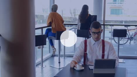 animación de la red de iconos de perfil sobre el hombre caucásico usando tableta digital en la oficina.