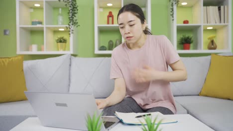 아시아의 젊은 여성이 숨을 쉬지 못하고 숨이  ⁇ 고 있습니다.