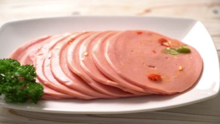 mortadella di maiale con peperoncino sul piatto