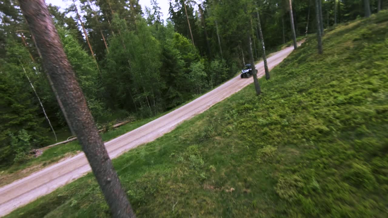 fpv 드론이 고속으로 atv 드에 접근하고 있습니다.