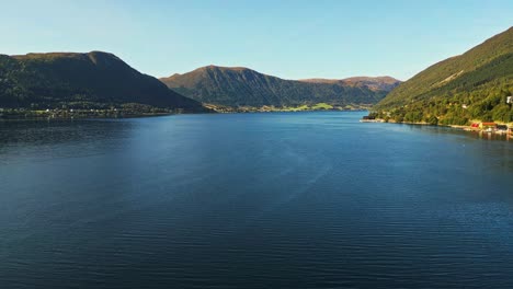 Antena-Sobre-Syvdsfjorden-Cerca-De-Syvde-En-Un-Hermoso-Día-Soleado,-Municipio-De-Vanylven,-Noruega