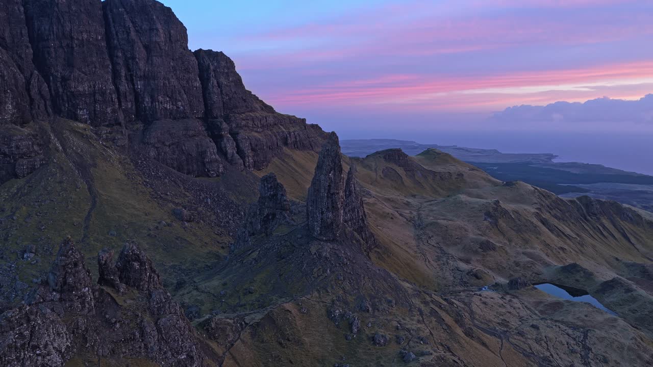 Old Man of Storr, der afslører en fantastisk lyserød solopgang