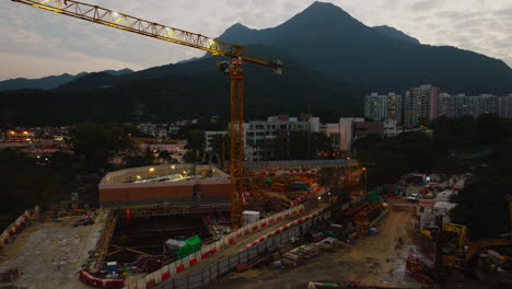 Aufsteigende-Drohnenaufnahme-Mit-Blick-Auf-Einen-Kran-Auf-Einer-Baustelle