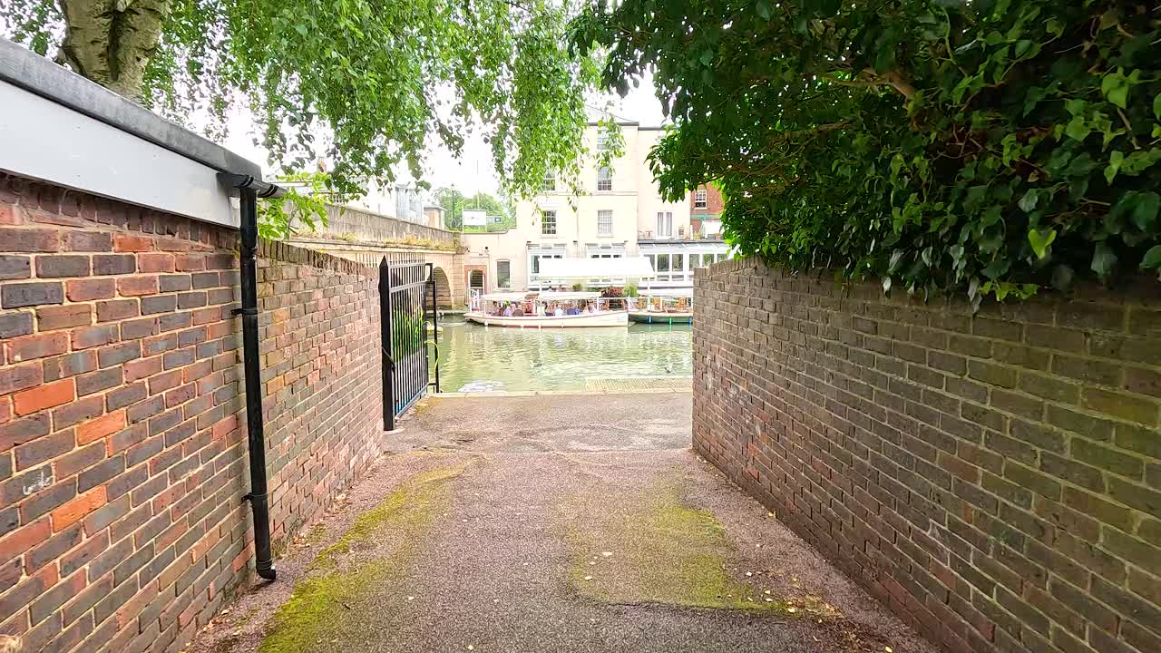 강과 다리로 이어지는 경치 좋은 산책로