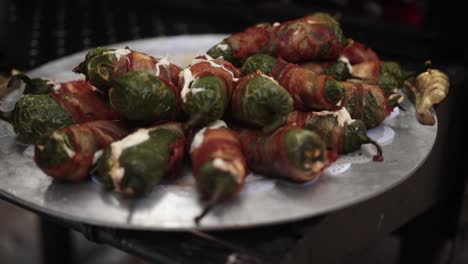 Cocina-Tradicional-Latina-Chile-Jalapeño-Con-Faro-Servido-En-Restaurante-Fondo-Negro-Inclinado-Hacia-Arriba