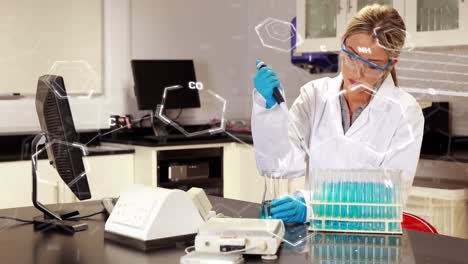 animación de fórmulas químicas sobre una trabajadora de laboratorio caucásica