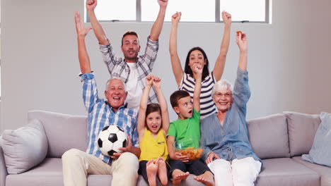 Familia-Multigeneracional-Celebrando-El-Gol