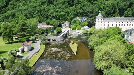 brantome, dordogne: eine schöne stadt am fluss dordogne