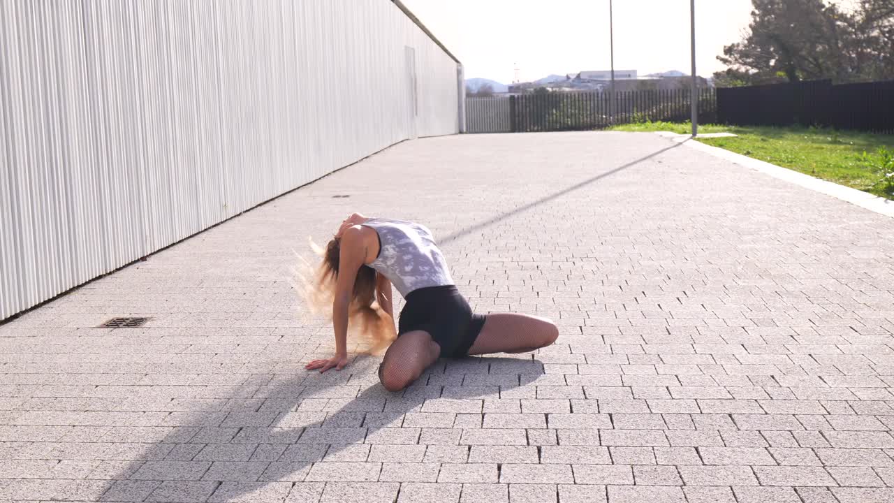 mujer bailando al aire libre