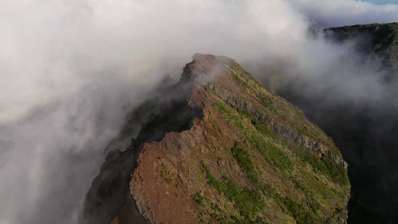 volando a través de nubes que cubren en pico do areeiro, isla de madeira, portugal