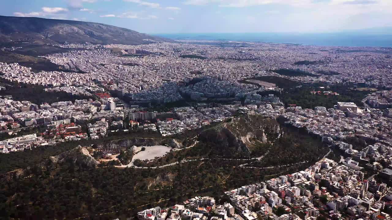 아테네에서 가장 높은 언덕인 리카베토스 (lycabetos) 는 드론으로 촬영된 조류의 눈으로 볼 수 있습니다.