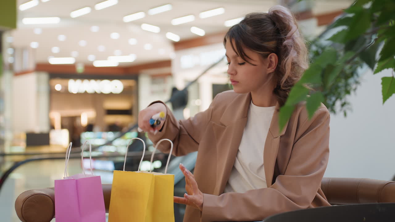 donna che pensa allo shopping, un'elegante acquirente valuta un articolo alla moda con sguardo pensieroso; ispeziona attentamente un nuovo accessorio di tendenza immersa nell'ambiente e nel packaging lussuosi del negozio