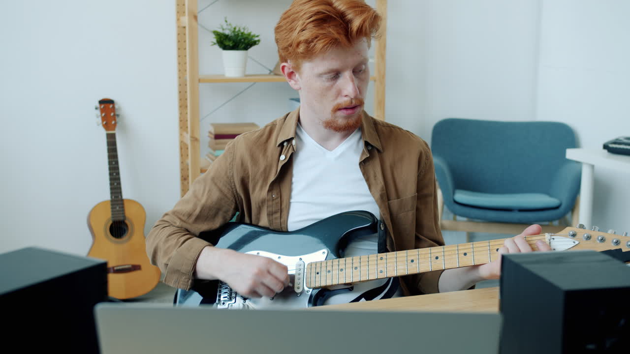 집에서 기타를 연주하는 남자