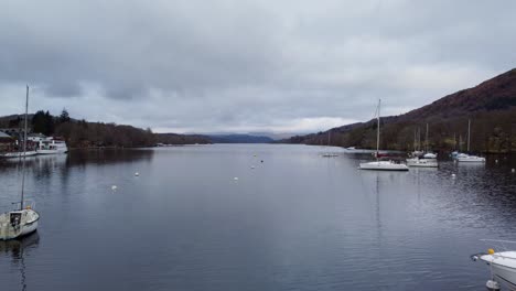 Caí-En-El-Parque-De-La-Orilla-Del-Lago-Con-Impresionantes-Vistas-A-La-Montaña