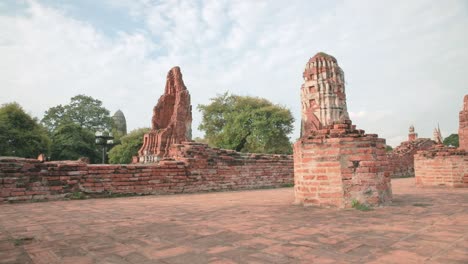 Parque-Histórico-Nacional-De-Tailandia-En-Ayutthaya-Con-Ruinas-De-Pagodas-Y-Templos