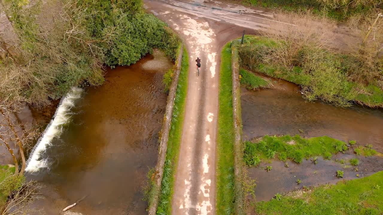 Mand cykler på en landevej 4k