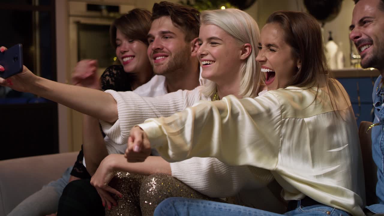 파티에서 셀카를 찍는 친구들