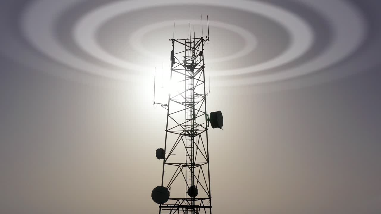 빛으로 빛나는 그림자를 가진 통신 탑