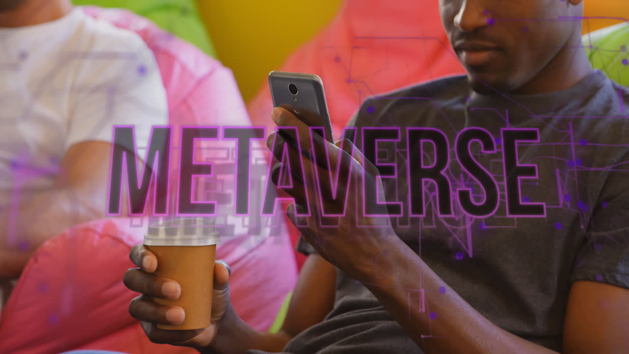 animación de texto del metaverso sobre un hombre afroamericano usando un teléfono inteligente.