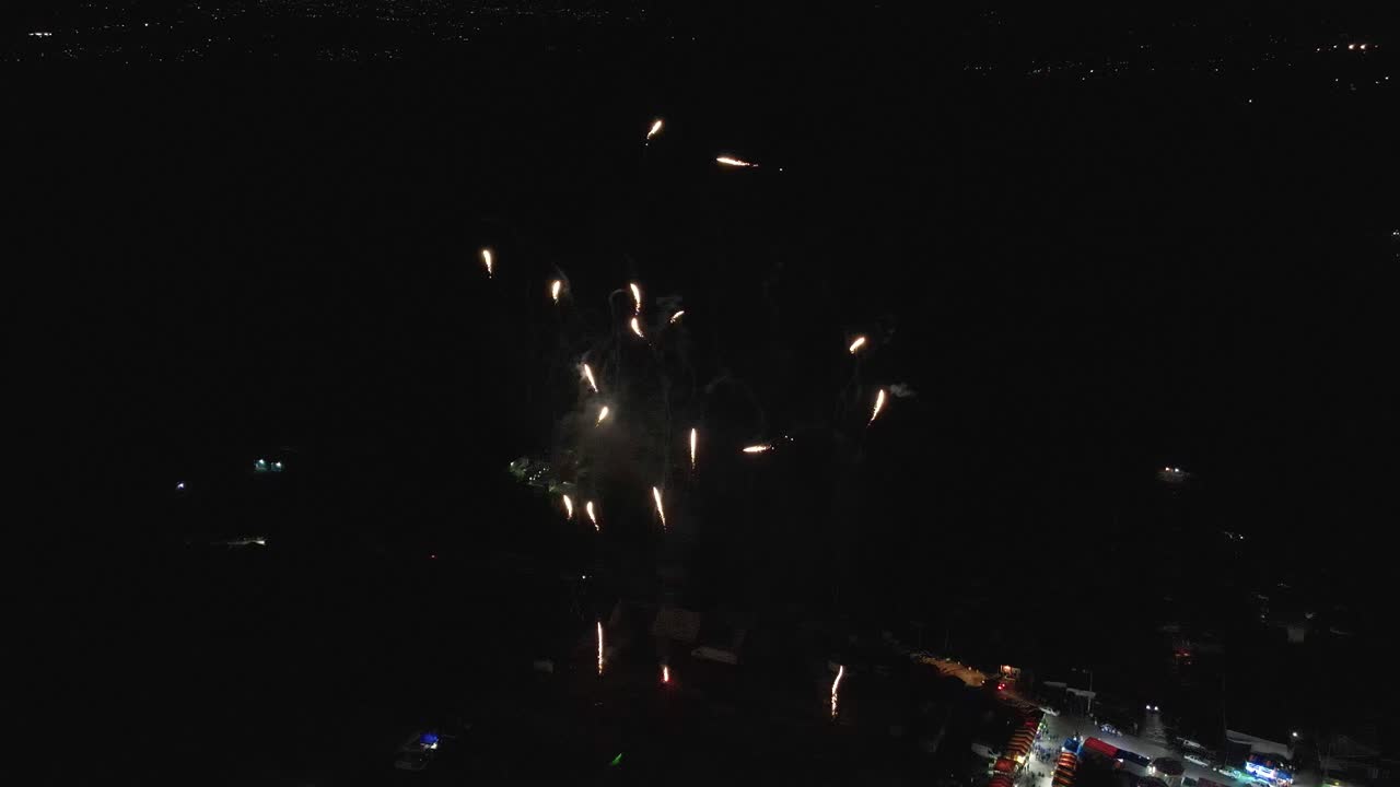 coloridos hermosos fuegos artificiales disparando hacia el cielo nocturno