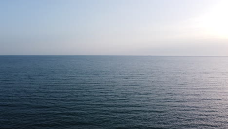 relleno de marco con vista al mar durante la hora dorada, vuelo aéreo hacia adelante