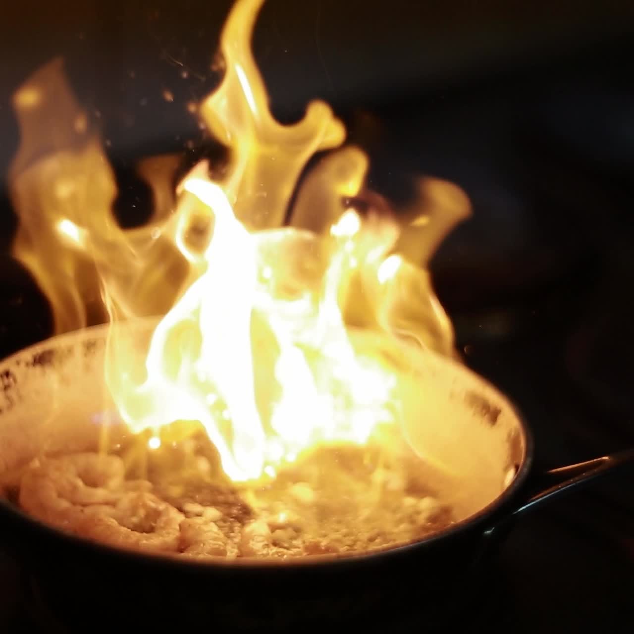 freír camarones en una sartén