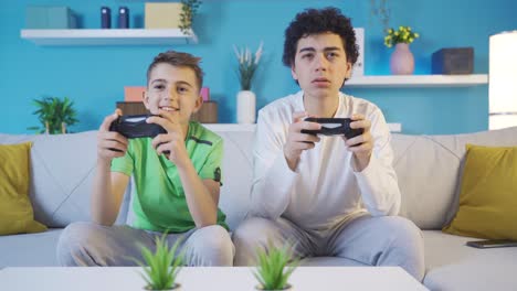 dos hermanos jugando a la playstation.