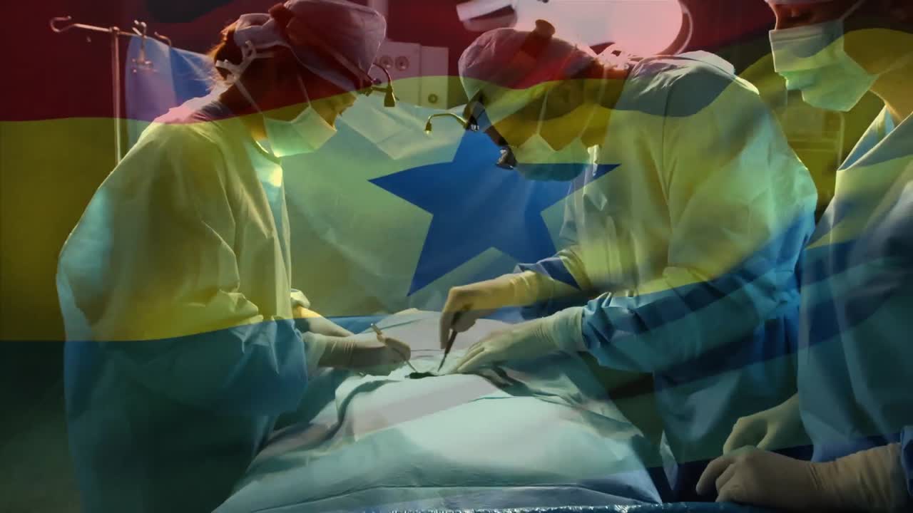 animación de la bandera de ghana ondeando sobre los cirujanos en el quirófano