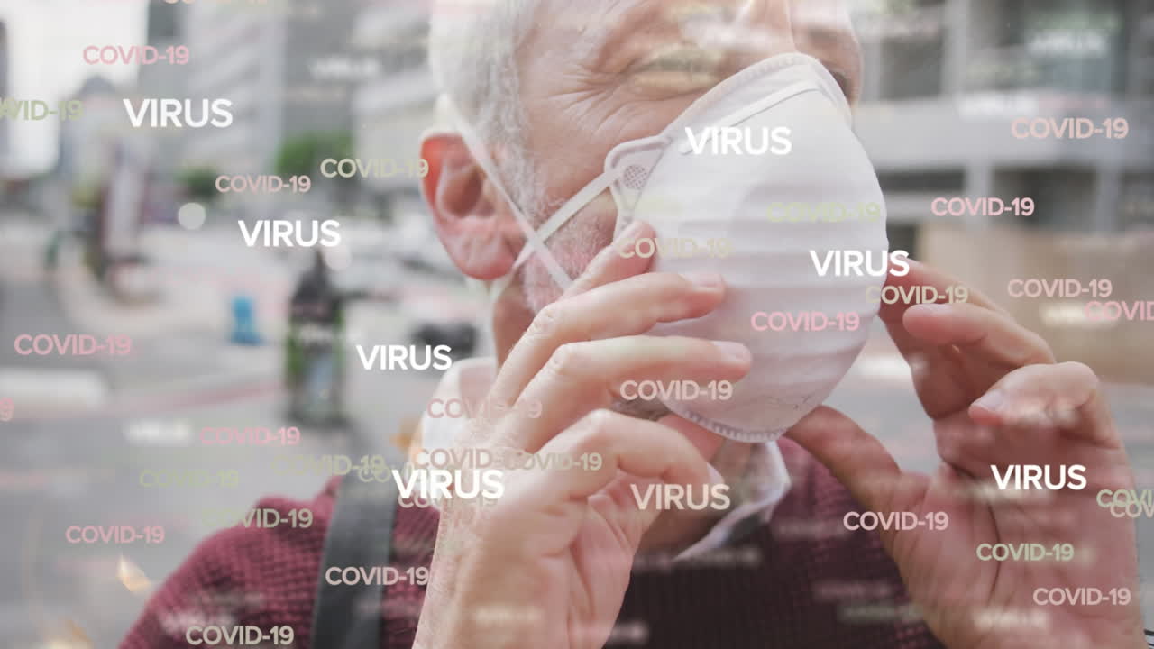 텍스트 바이러스와 코로나19의 애니메이션이 도시 거리에서 걸어다니는 얼굴 마스크를 쓴 남자에게 반복됩니다.