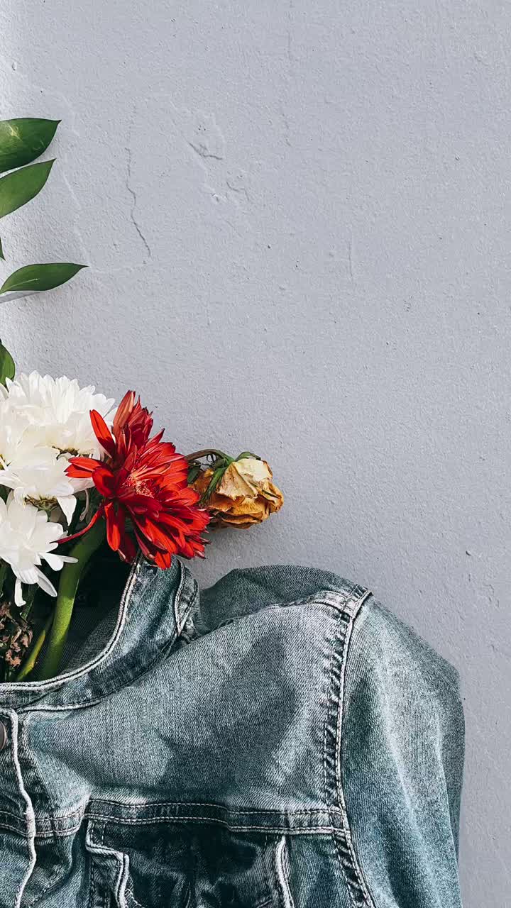 arreglo floral en una chaqueta de denim