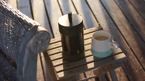 Kaffeekanne-Und-Tasse-Heißen-Kaffee-In-Der-Blockhütte-An-Sonnigen-Tagen,-Zeitlupe