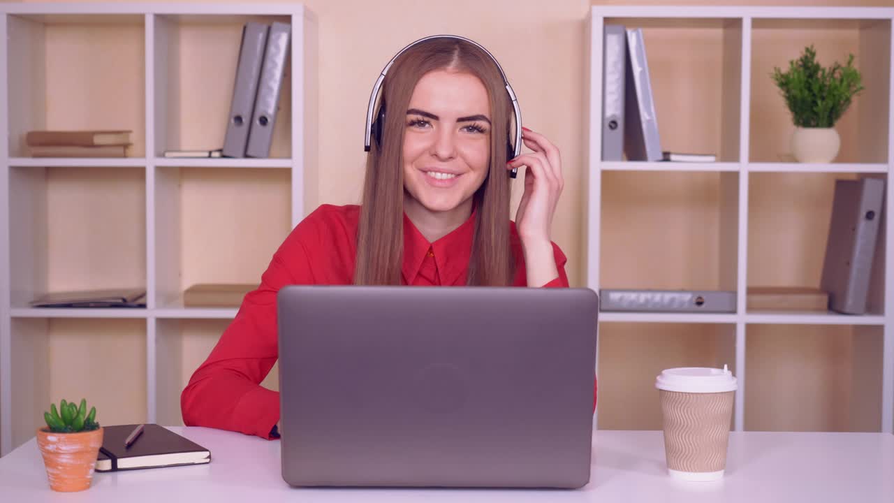 mujer de negocios, diviértete en la oficina.