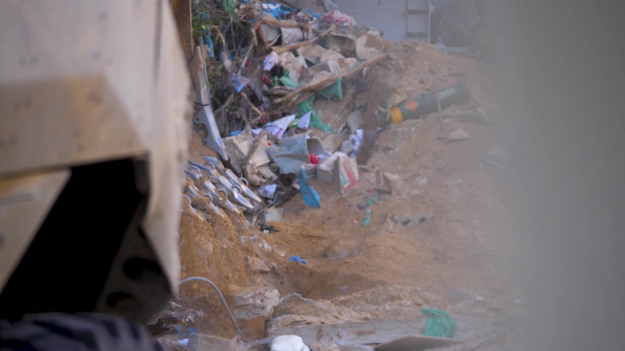 Planierraupen räumen die Trümmer eingestürzter Gebäude in der Stadt Rafah, Palästina