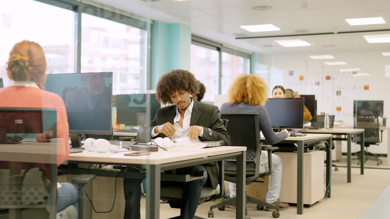 Colleghi multietnici che lavorano con i computer alle scrivanie