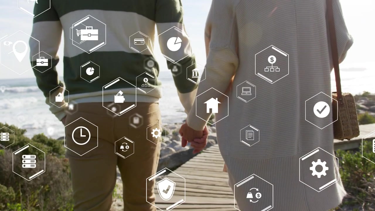 Pareja subiendo a un paseo marítimo caminando hacia el mar, con iconos hexagonales de fintech flotando sobre la pareja y la vista.