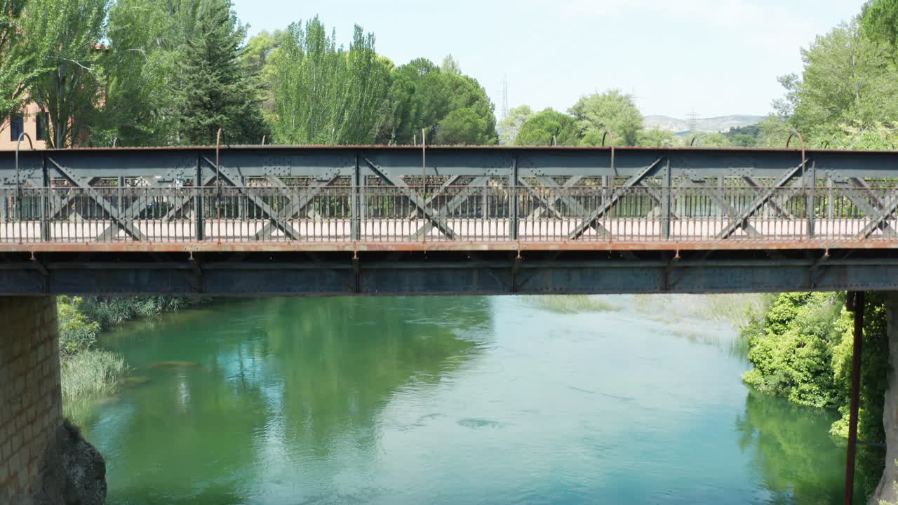 lago de bolarque 근처의 오래된 철 능선의 공중 크레인 샷