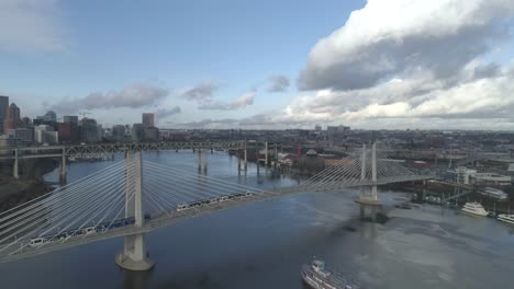 Tilikum-Cruzando-El-Río-Willamette-En-Portland,-Oregon