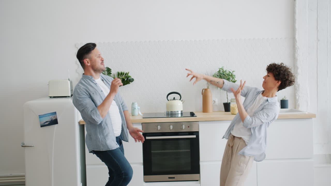 부부가 부 ⁇ 에서 춤을 추고 있다.