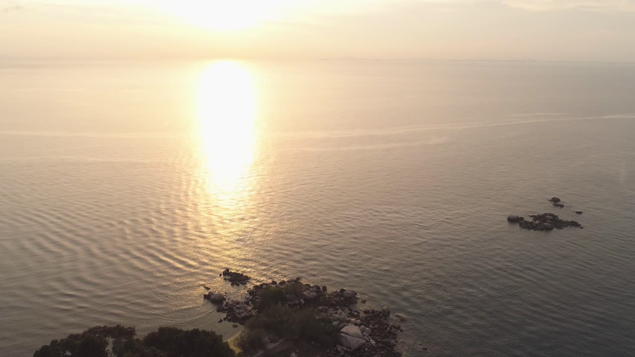 바위와 함께 바다 위에 해가 지는