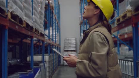 joven trabajadora en un almacén