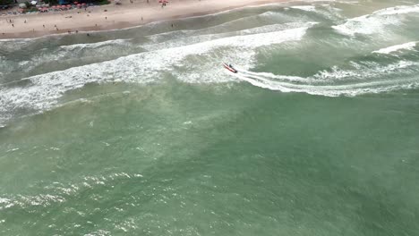 fotografía de un avión no tripulado de la playa de patong en phuket, tailandia