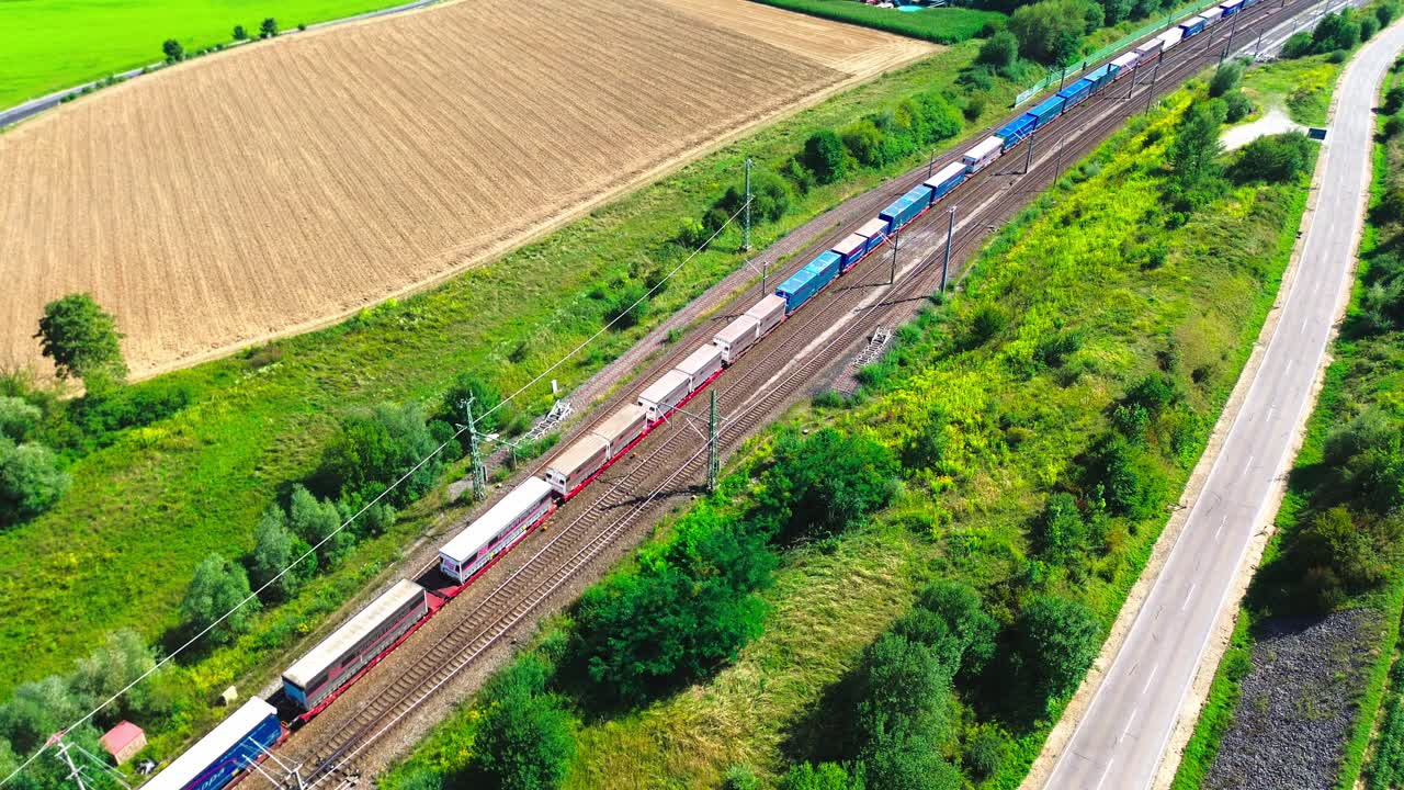 고속도로 4k를 따라 항공 드론 화물 열차