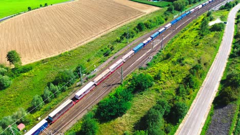 tren de carga de aviones no tripulados a lo largo de la carretera 4k
