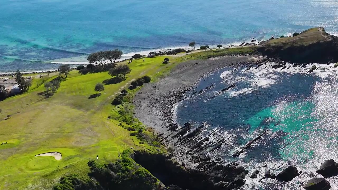 Ripresa aerea con drone di promontori verdi e acqua blu cristallina a Crescent Head, Australia.