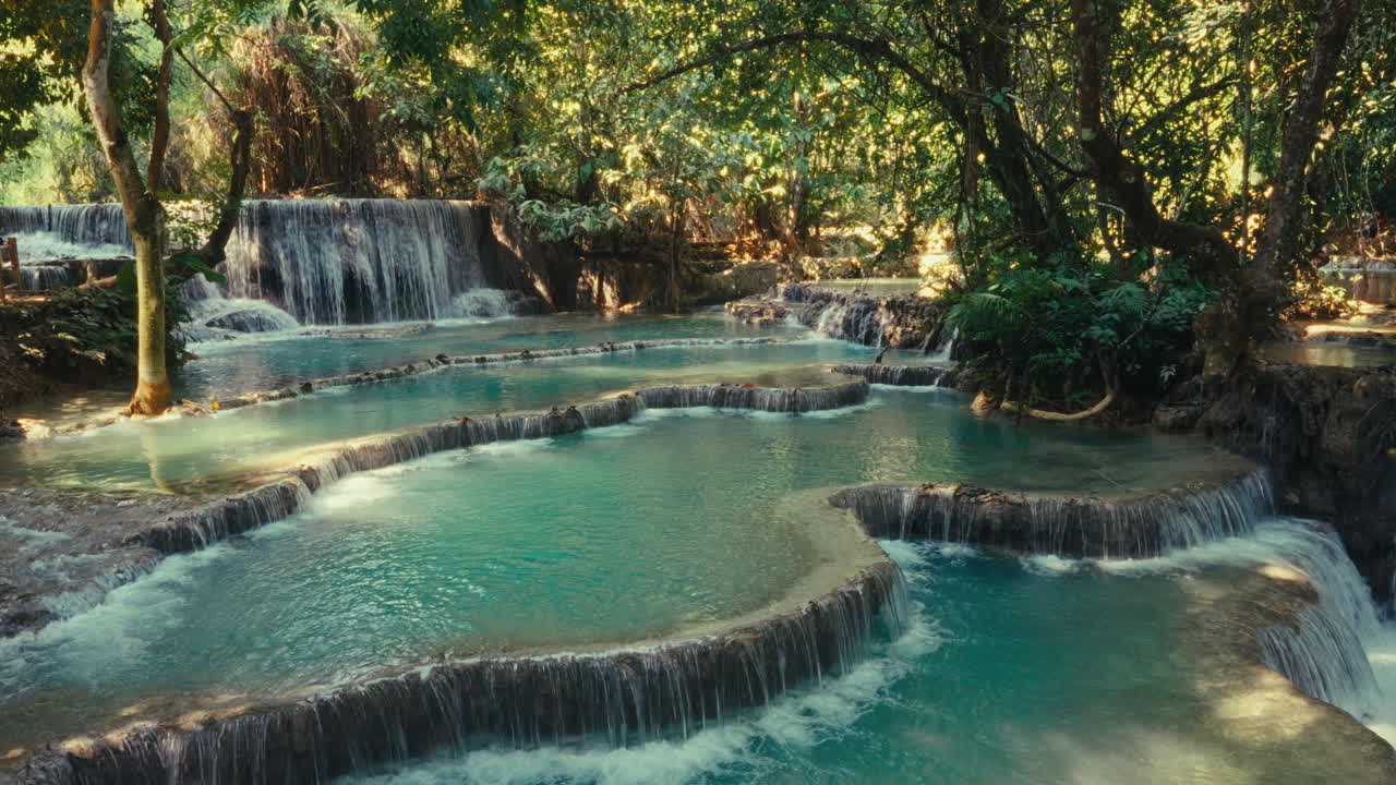Splendide cascate turchesi che scendono attraverso una giungla lussureggiante